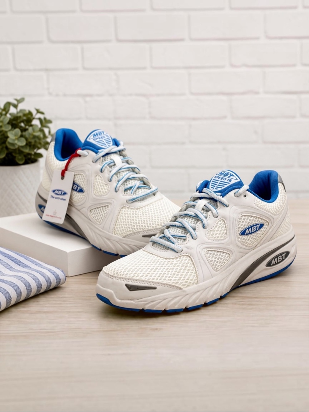 MBT Speed 16 Running Shoes NWT White Blue Rocker Sole Women’s 6.5